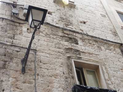 ...con tre finestre dislocate sui tre diversi livelli, ordinate per grandezza dal basso verso l�alto